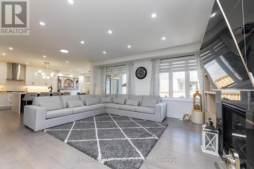 32 Paddington Grove, Barrie, ON - Indoor Photo Showing Living Room