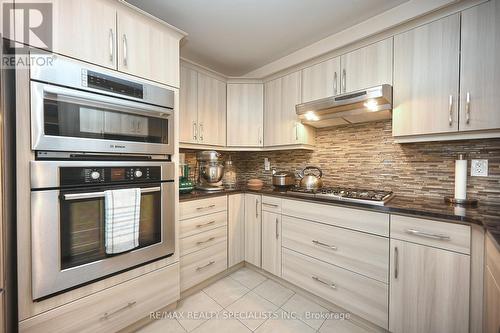 10 Arnprior Road E, Brampton (Northwest Brampton), ON - Indoor Photo Showing Kitchen With Upgraded Kitchen