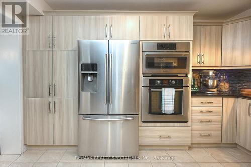 10 Arnprior Road E, Brampton (Northwest Brampton), ON - Indoor Photo Showing Kitchen