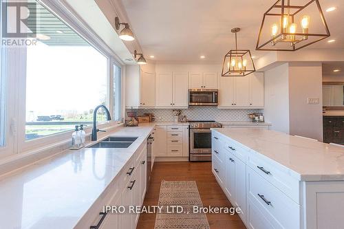 510 Richey Crescent, Mississauga, ON - Indoor Photo Showing Kitchen With Double Sink With Upgraded Kitchen