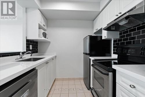 1013 - 18 Lee Centre Drive, Toronto, ON - Indoor Photo Showing Kitchen