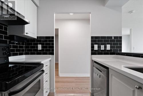 1013 - 18 Lee Centre Drive, Toronto, ON - Indoor Photo Showing Kitchen