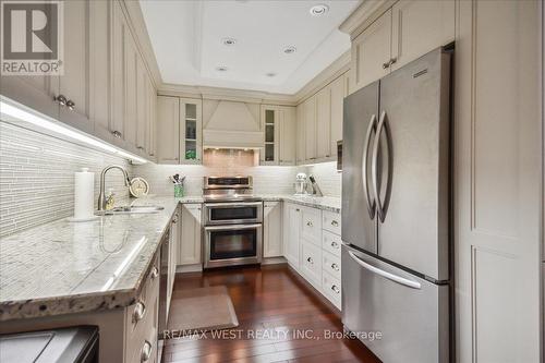 105 - 1555 Avenue Road, Toronto (Bedford Park-Nortown), ON - Indoor Photo Showing Kitchen With Upgraded Kitchen