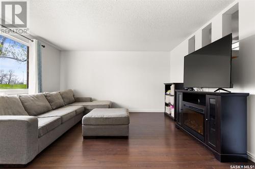 108 Oakview Drive, Regina, SK - Indoor Photo Showing Living Room