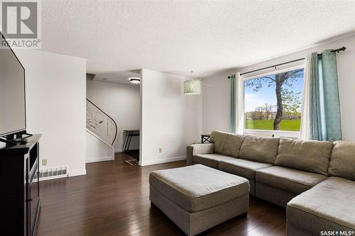 108 Oakview Drive, Regina, SK - Indoor Photo Showing Living Room