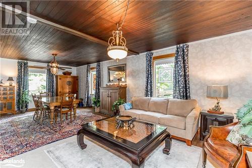 1641 Walkers Point Road, Gravenhurst, ON - Indoor Photo Showing Living Room