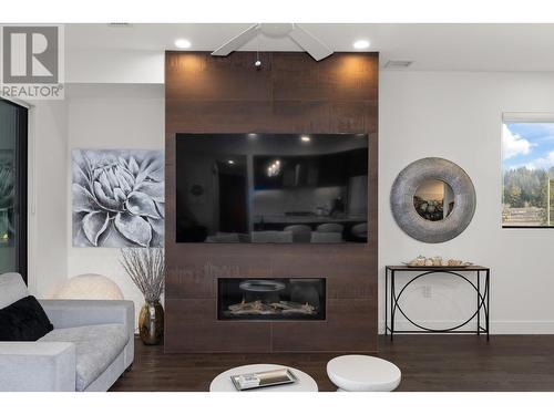 3000 Ariva Drive Unit# 3205, Kelowna, BC - Indoor Photo Showing Living Room With Fireplace