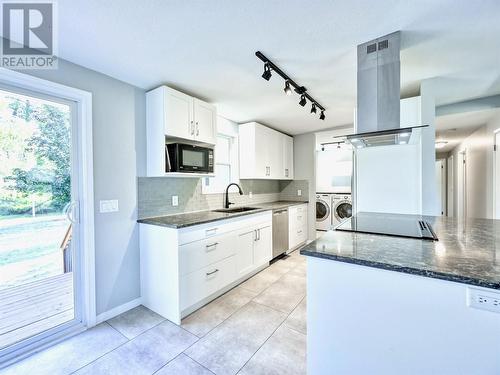 657 Johnson Crescent, Oliver, BC - Indoor Photo Showing Kitchen