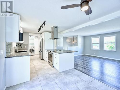 657 Johnson Crescent, Oliver, BC - Indoor Photo Showing Kitchen