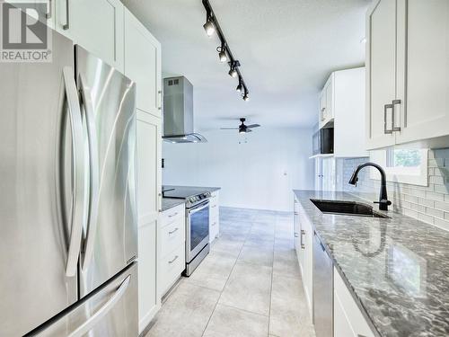 657 Johnson Crescent, Oliver, BC - Indoor Photo Showing Kitchen With Stainless Steel Kitchen With Upgraded Kitchen