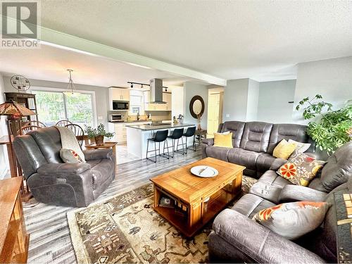 657 Johnson Crescent, Oliver, BC - Indoor Photo Showing Living Room