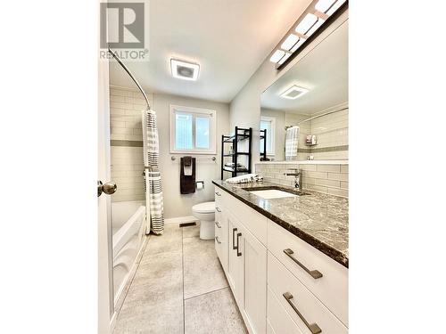 657 Johnson Crescent, Oliver, BC - Indoor Photo Showing Bathroom