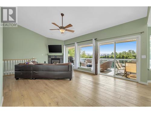 2111 Horizon Drive, West Kelowna, BC - Indoor Photo Showing Living Room