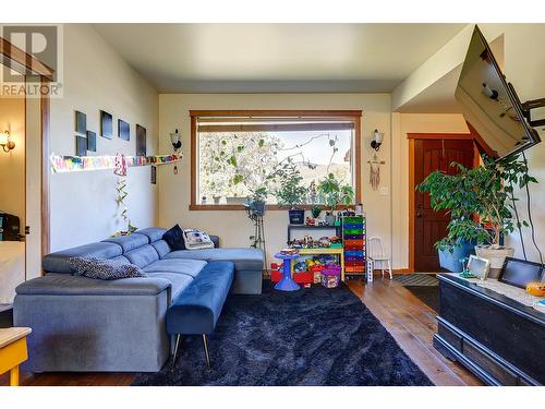 6226 Okanagan Avenue, Vernon, BC - Indoor Photo Showing Living Room