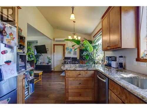 6226 Okanagan Avenue, Vernon, BC - Indoor Photo Showing Kitchen