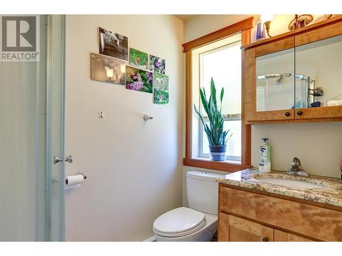 6226 Okanagan Avenue, Vernon, BC - Indoor Photo Showing Bathroom