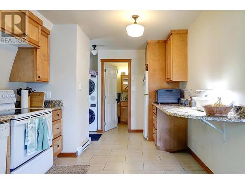 6226 Okanagan Avenue, Vernon, BC - Indoor Photo Showing Kitchen