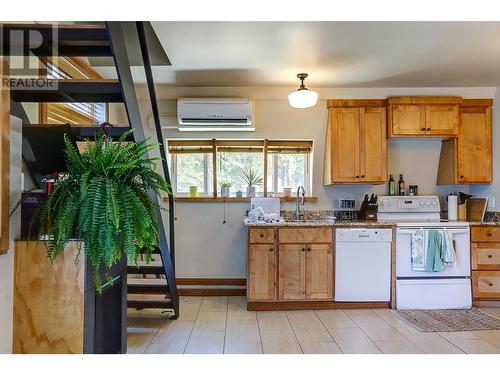 6226 Okanagan Avenue, Vernon, BC - Indoor Photo Showing Kitchen