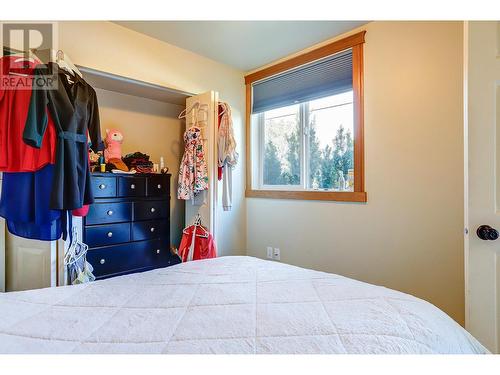 6226 Okanagan Avenue, Vernon, BC - Indoor Photo Showing Bedroom