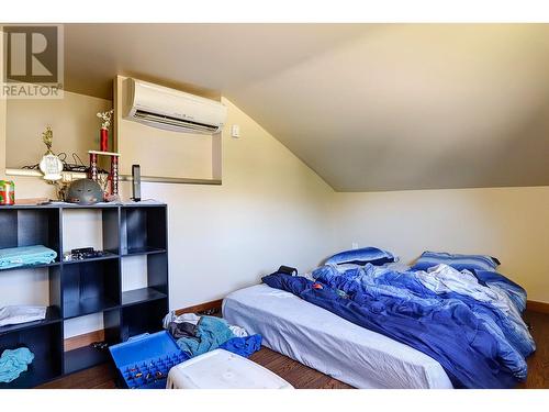 6226 Okanagan Avenue, Vernon, BC - Indoor Photo Showing Bedroom