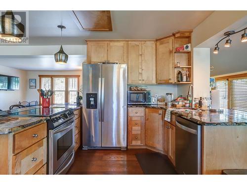 6226 Okanagan Avenue, Vernon, BC - Indoor Photo Showing Kitchen