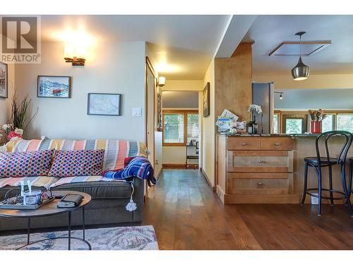 6226 Okanagan Avenue, Vernon, BC - Indoor Photo Showing Living Room