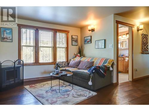 6226 Okanagan Avenue, Vernon, BC - Indoor Photo Showing Living Room