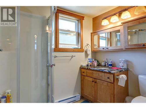 6226 Okanagan Avenue, Vernon, BC - Indoor Photo Showing Bathroom