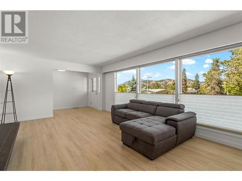 1445 Alta Vista Road, Kelowna, BC - Indoor Photo Showing Living Room