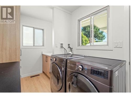 1445 Alta Vista Road, Kelowna, BC - Indoor Photo Showing Laundry Room