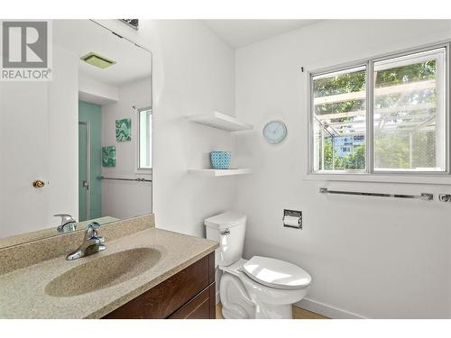 1445 Alta Vista Road, Kelowna, BC - Indoor Photo Showing Bathroom