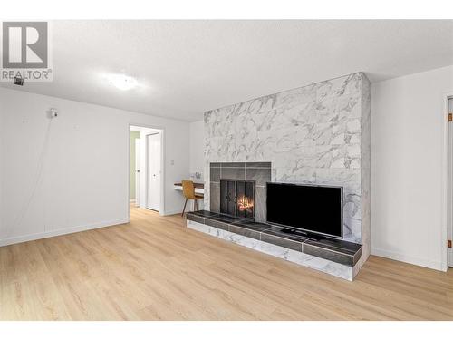 1445 Alta Vista Road, Kelowna, BC - Indoor Photo Showing Living Room With Fireplace