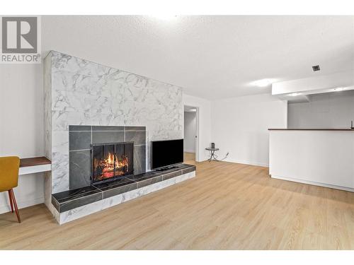 1445 Alta Vista Road, Kelowna, BC - Indoor Photo Showing Living Room With Fireplace