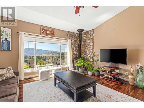 2734 Sugosa Place, West Kelowna, BC - Indoor Photo Showing Living Room