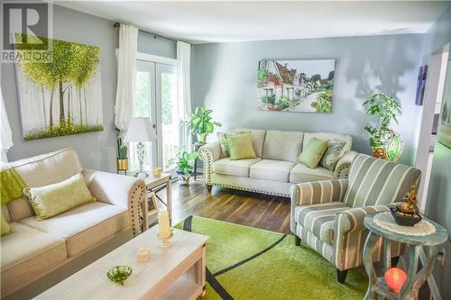 382 Morris Street, Pembroke, ON - Indoor Photo Showing Living Room