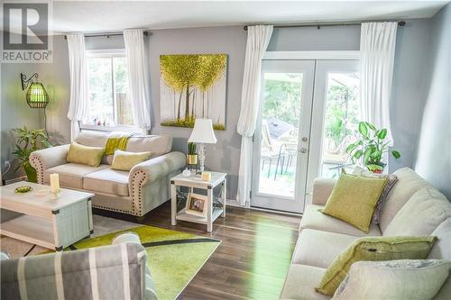 382 Morris Street, Pembroke, ON - Indoor Photo Showing Living Room