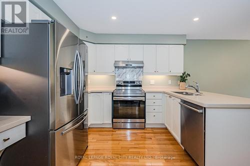 18 Carrington Place, Guelph (Guelph South), ON - Indoor Photo Showing Kitchen With Double Sink