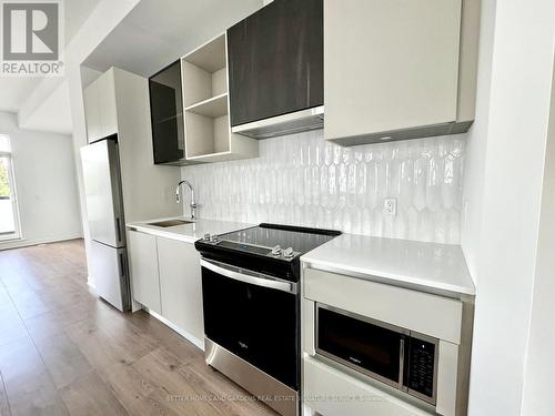 3045 Trailside Drive, Oakville, ON - Indoor Photo Showing Kitchen