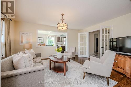 126 Howell Road, Oakville (River Oaks), ON - Indoor Photo Showing Living Room