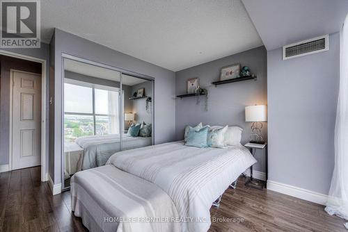 1015 - 35 Trailwood Drive, Mississauga (Hurontario), ON - Indoor Photo Showing Bedroom