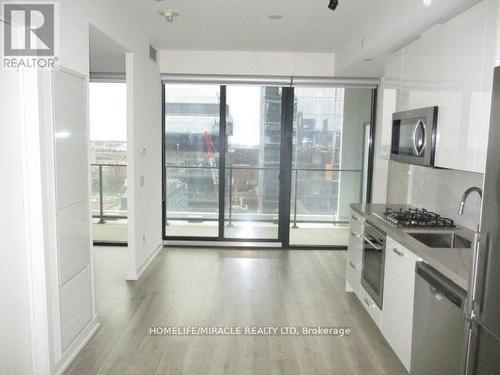 1906 - 55 Ontario Street, Toronto (Moss Park), ON - Indoor Photo Showing Kitchen With Upgraded Kitchen