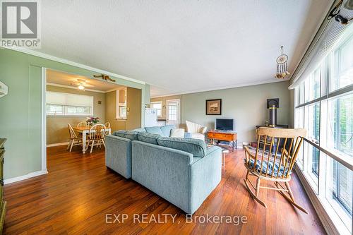 17 Lake Drive E, Georgina, ON - Indoor Photo Showing Living Room