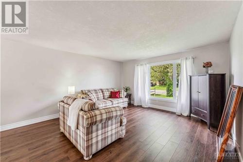 26 Fortune Street, Richmond, ON - Indoor Photo Showing Living Room