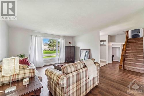 26 Fortune Street, Richmond, ON - Indoor Photo Showing Living Room