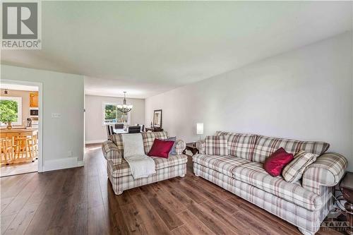 26 Fortune Street, Richmond, ON - Indoor Photo Showing Living Room