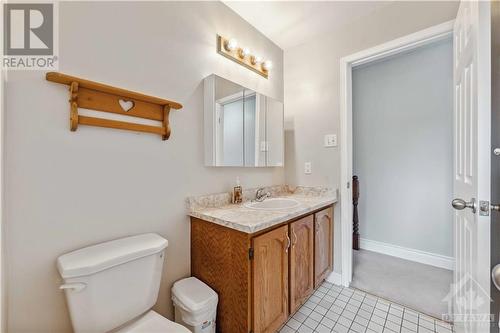 26 Fortune Street, Richmond, ON - Indoor Photo Showing Bathroom