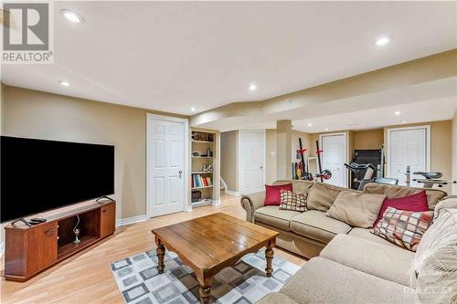 26 Fortune Street, Richmond, ON - Indoor Photo Showing Living Room