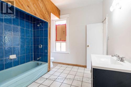 42 Terrace Street, London, ON - Indoor Photo Showing Bathroom