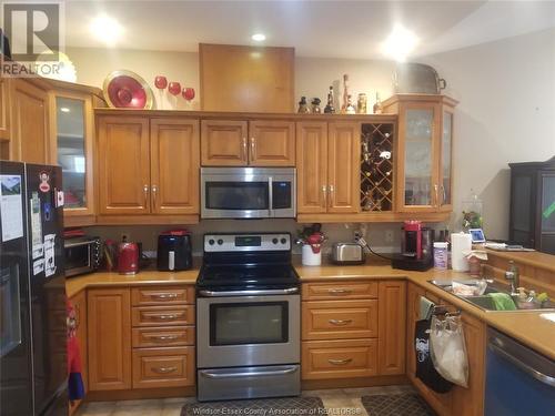 11921 Cobblestone, Windsor, ON - Indoor Photo Showing Kitchen