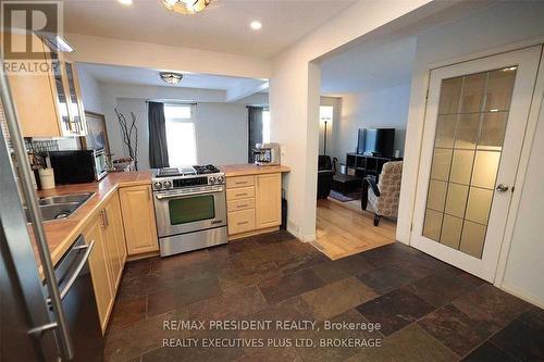 4 Lawnview Court, Brampton, ON - Indoor Photo Showing Kitchen With Double Sink